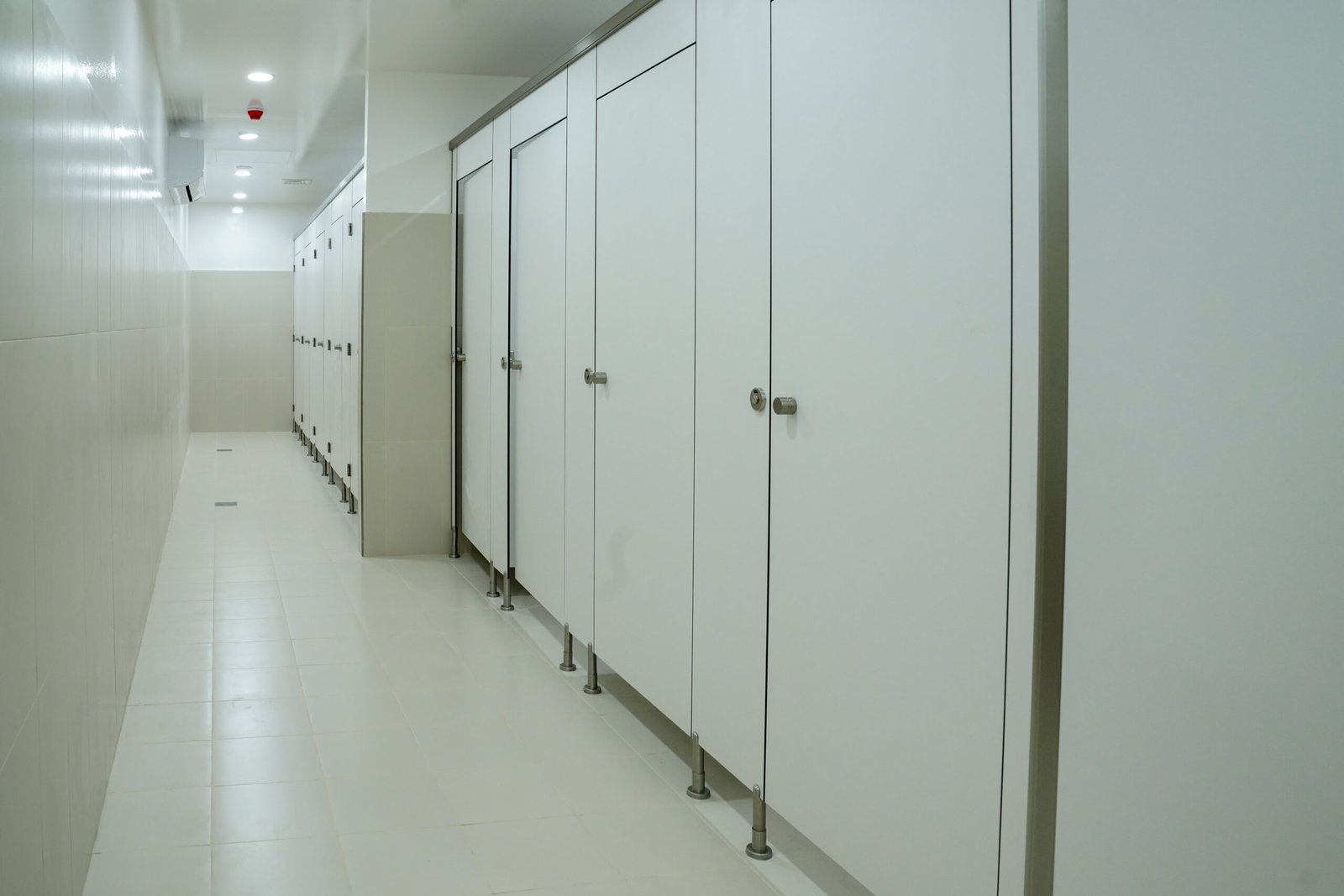 Professional modular staff accommodation building with exterior AC units and high-quality prefab wall finishing.