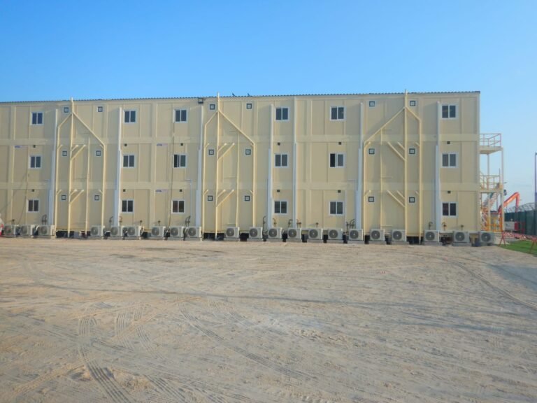 Professional modular staff accommodation building with exterior AC units and high-quality prefab wall finishing.