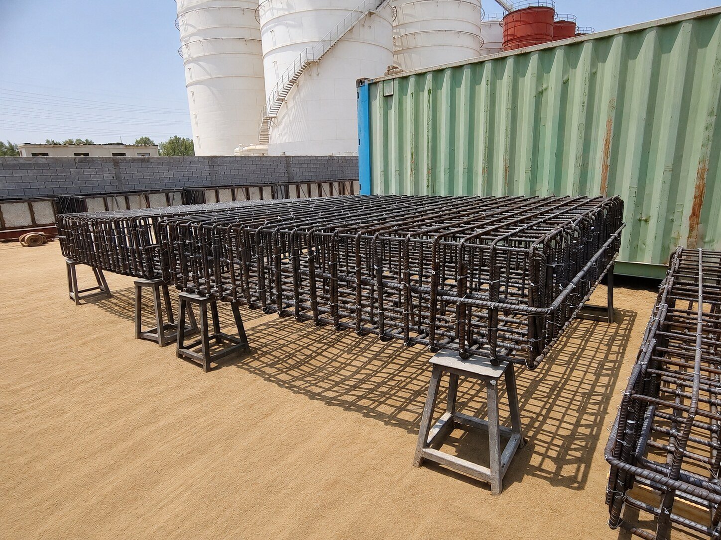 Steel rebar reinforcement cage for precast concrete block